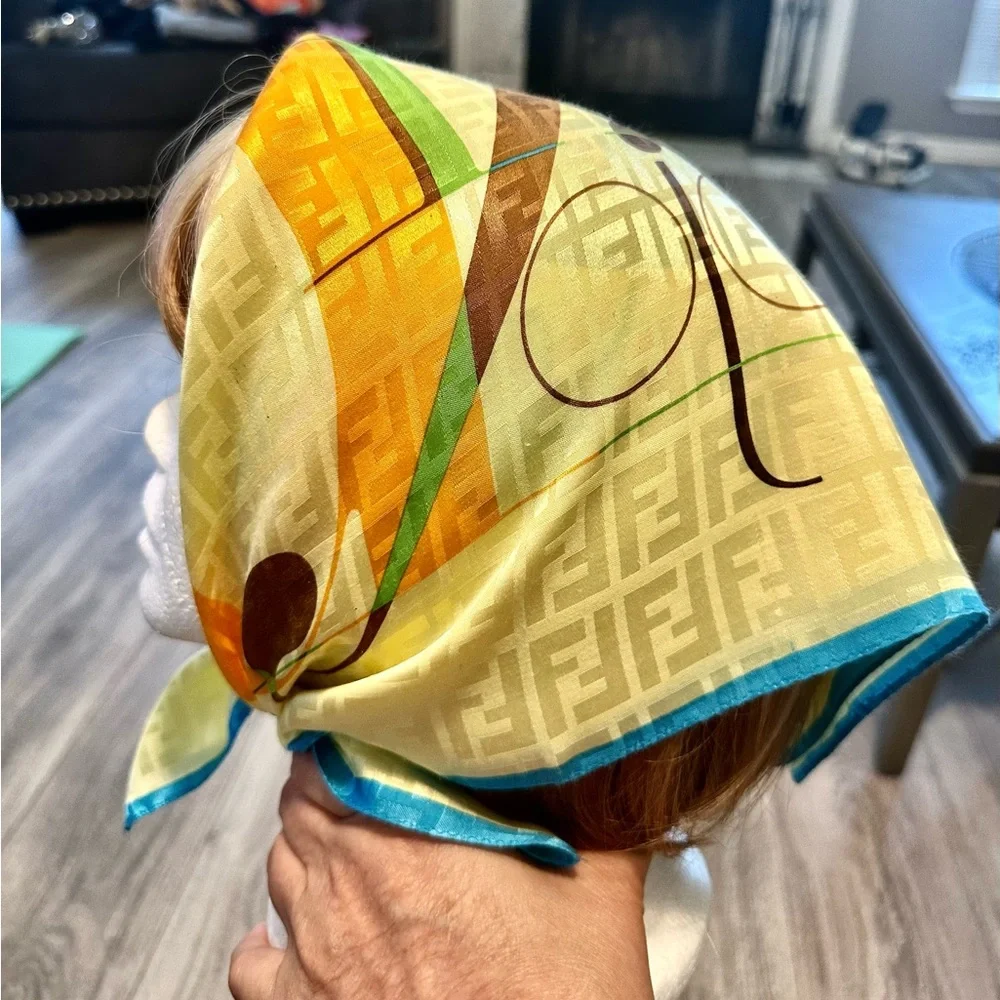 Fendi scarf silk used 1x in run way showing. In new condition. With a fee gift.